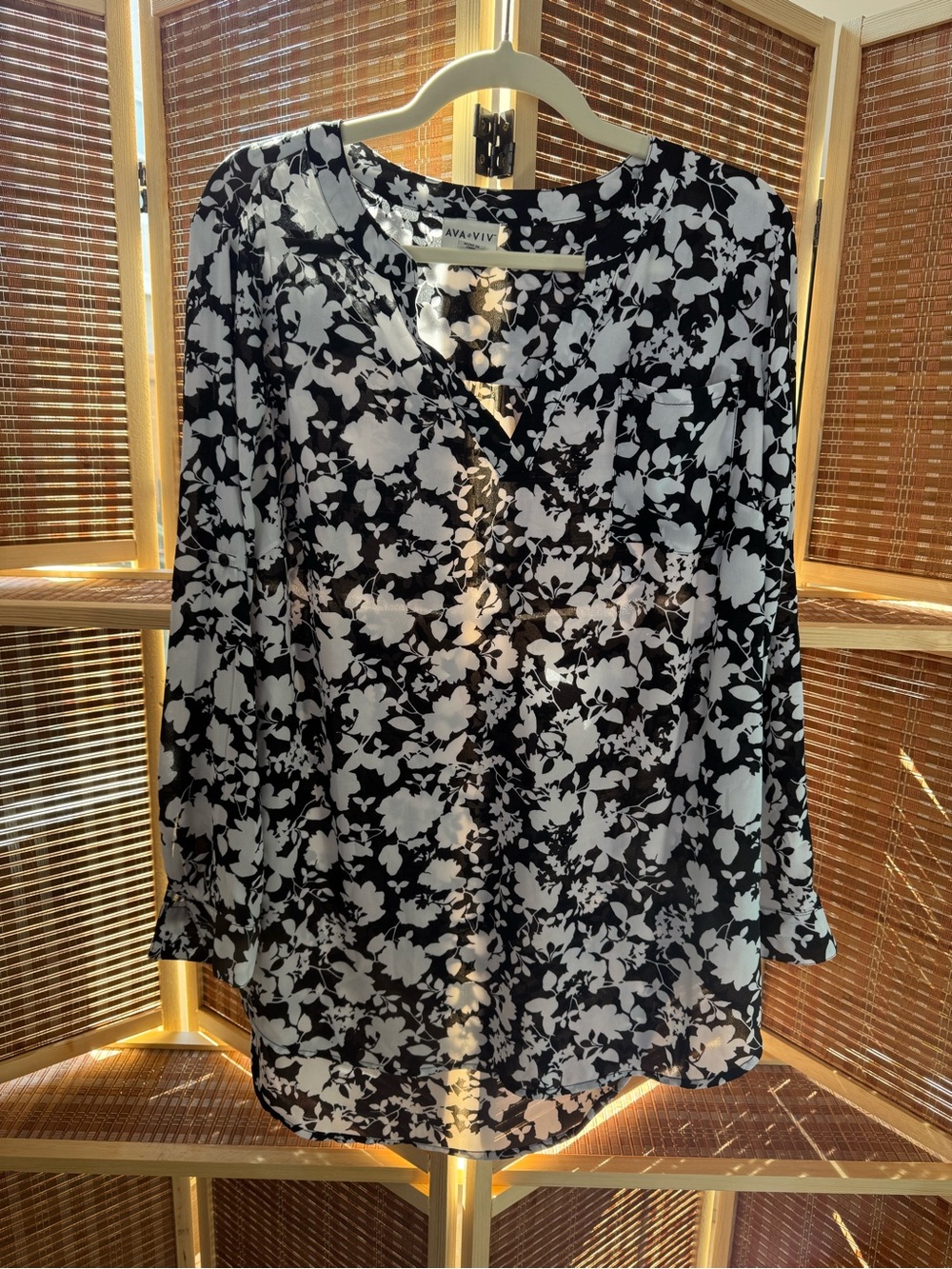 Ava & Viv Black and White Floral Pintuck Blouse N0360